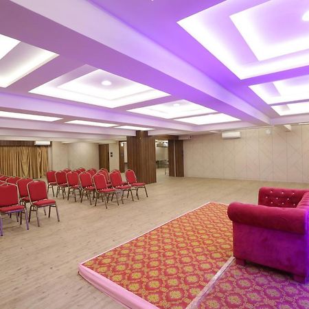 Hotel Privya Rooms And Banquet Surat Esterno foto