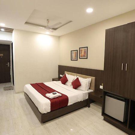 Hotel Privya Rooms And Banquet Surat Esterno foto