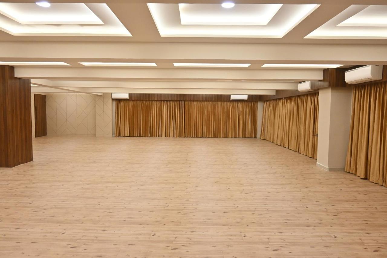 Hotel Privya Rooms And Banquet Surat Esterno foto