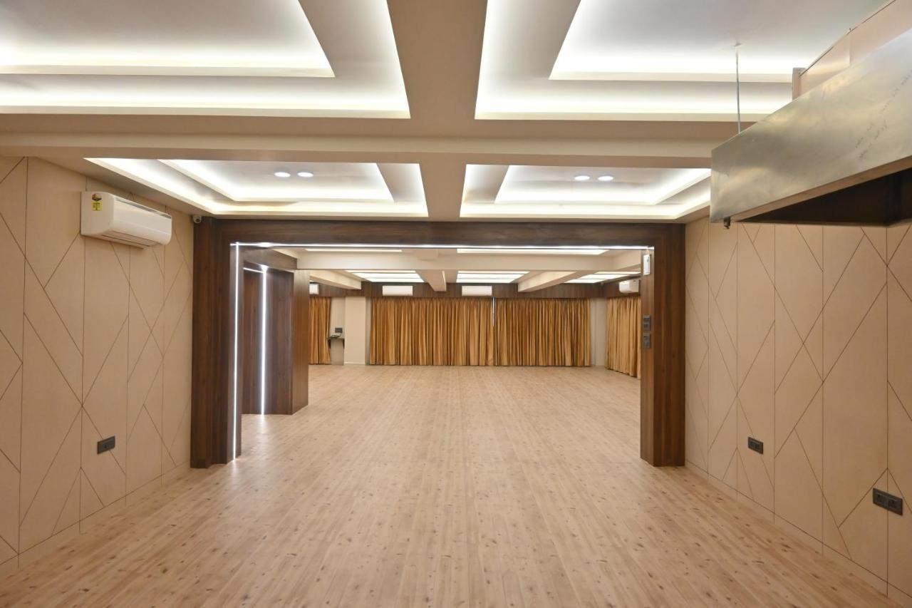 Hotel Privya Rooms And Banquet Surat Esterno foto