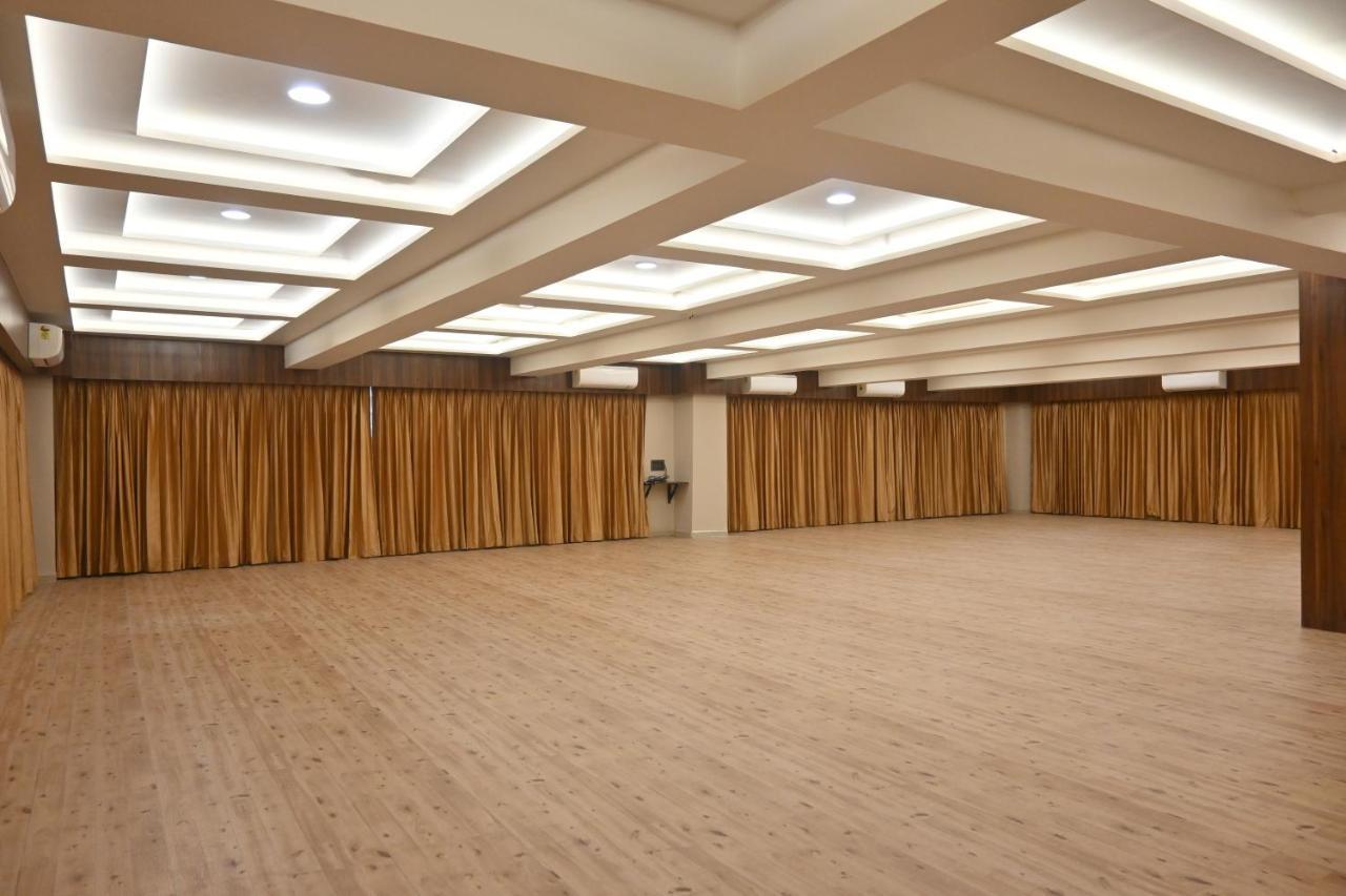 Hotel Privya Rooms And Banquet Surat Esterno foto