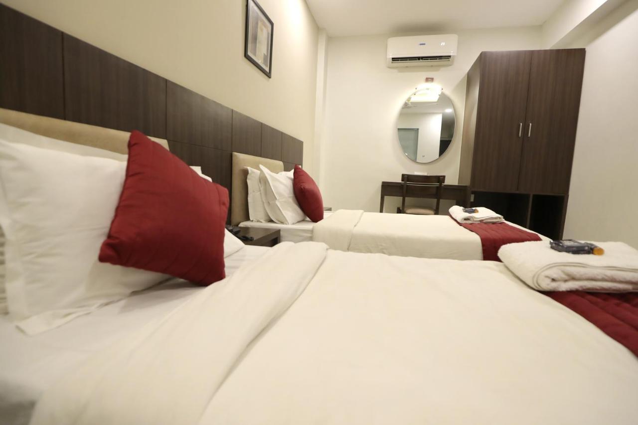 Hotel Privya Rooms And Banquet Surat Esterno foto