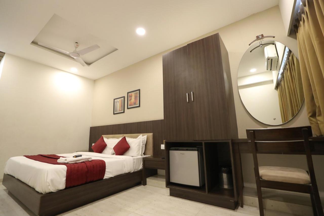 Hotel Privya Rooms And Banquet Surat Esterno foto