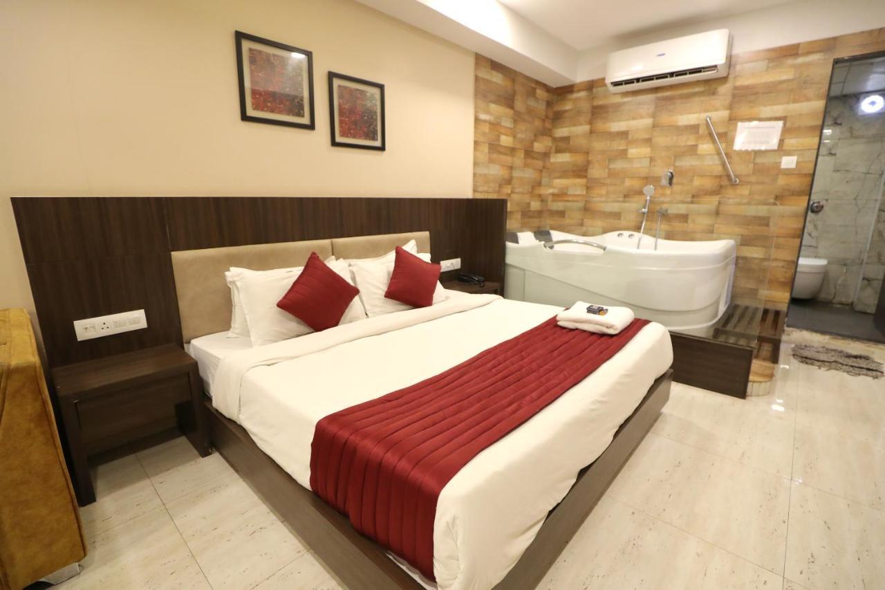 Hotel Privya Rooms And Banquet Surat Esterno foto