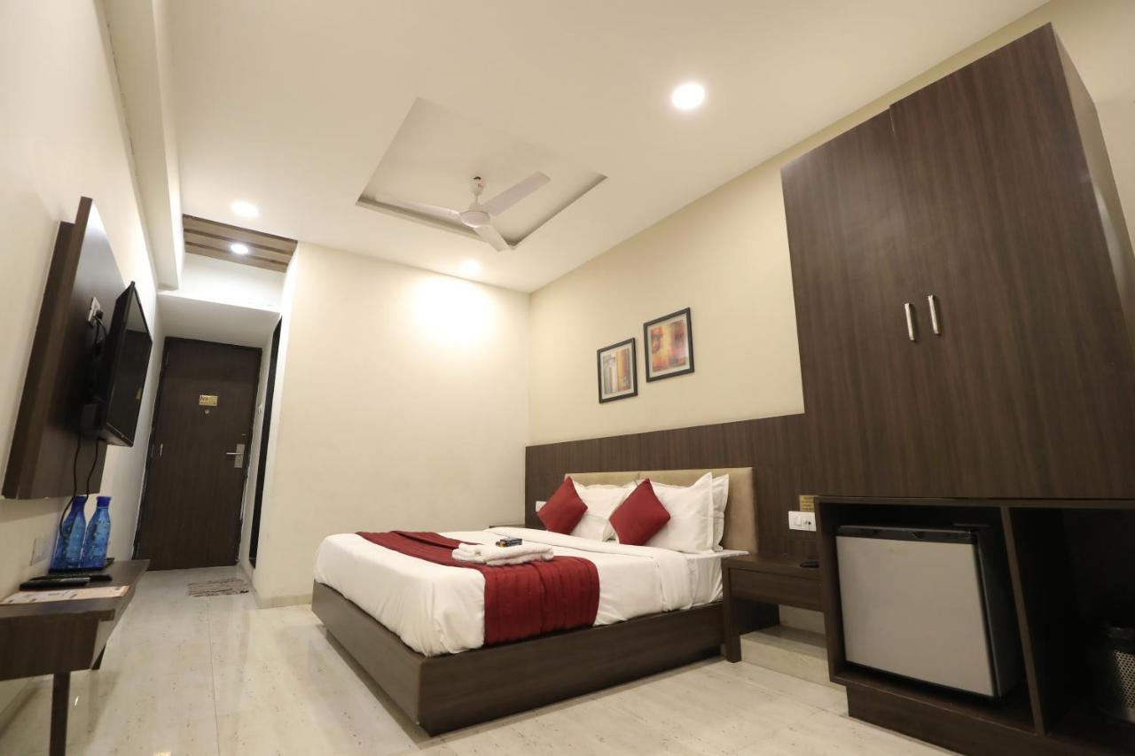 Hotel Privya Rooms And Banquet Surat Esterno foto