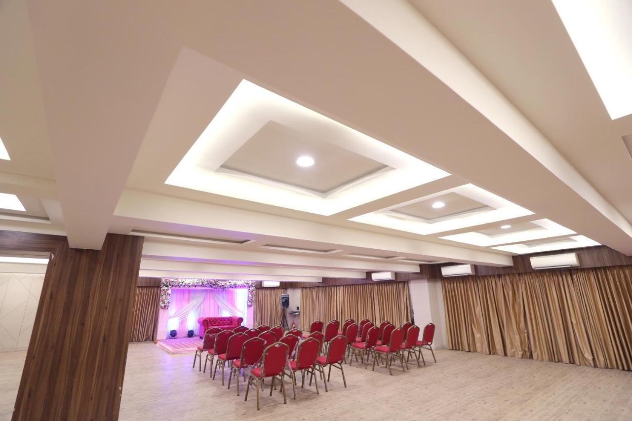 Hotel Privya Rooms And Banquet Surat Esterno foto